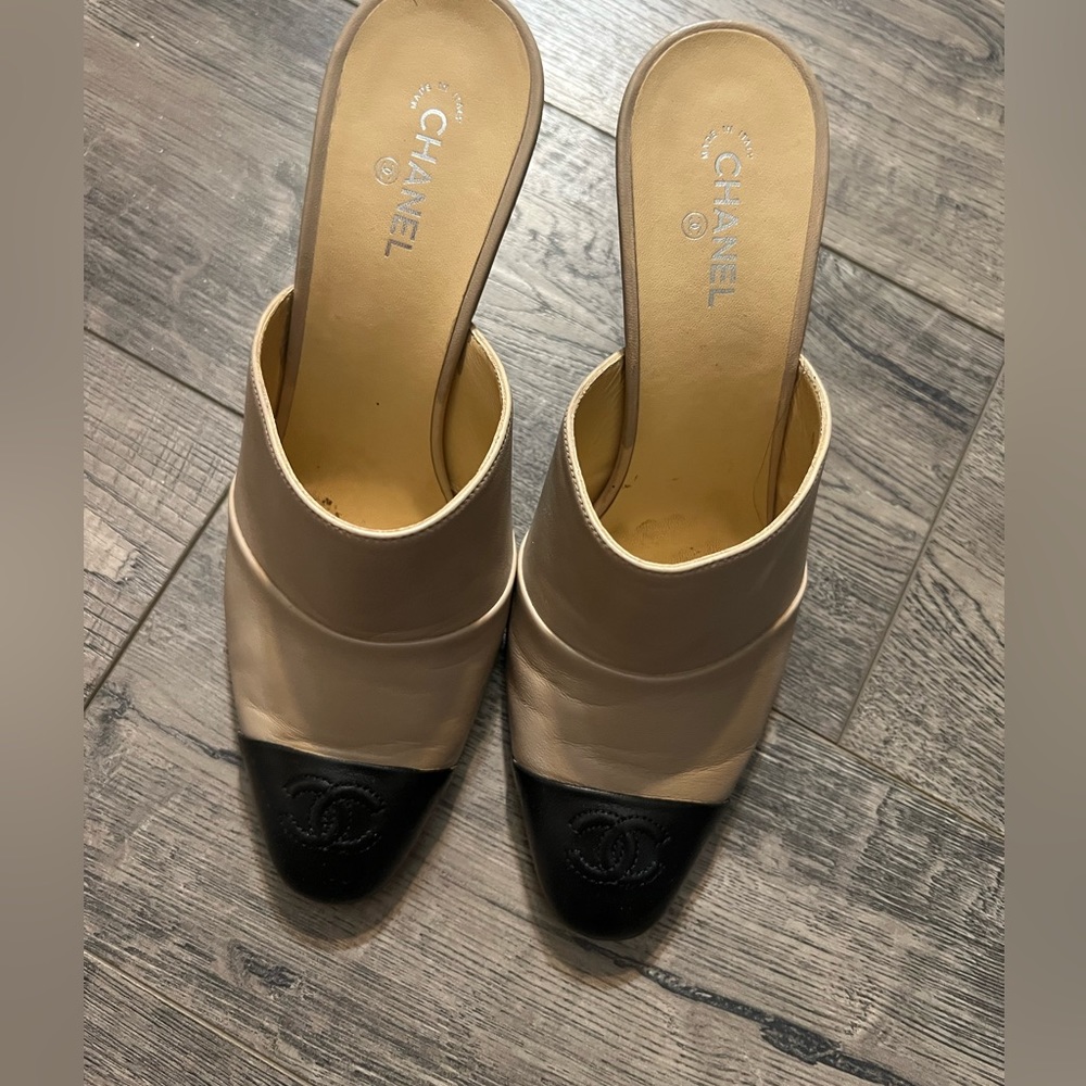 CHANEL Two-Tone Beige and Black Leather Mules
